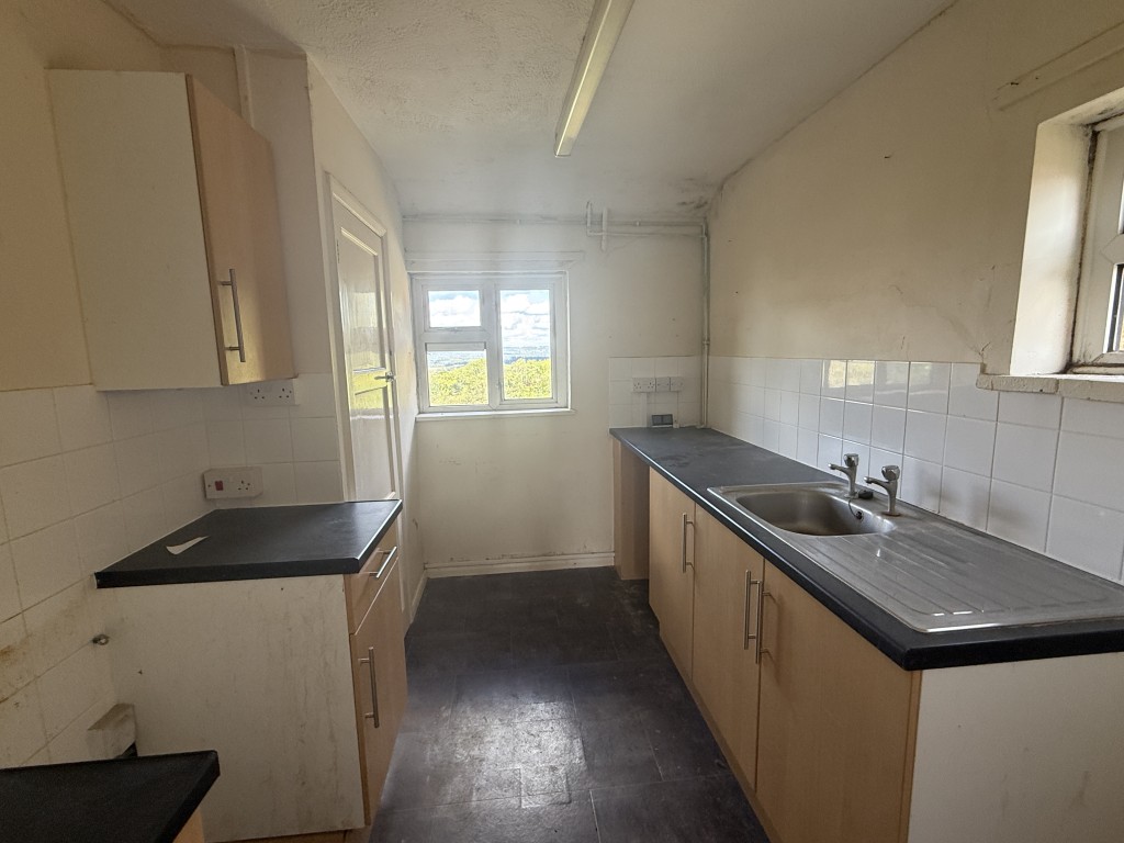 Lot: 136 - BLOCK OF FLATS FOR IMPROVEMENT ON 0.51 ACRE PLOT AND POTENTIAL FOR DEVELOPMENT - Kitchen - Flat 18